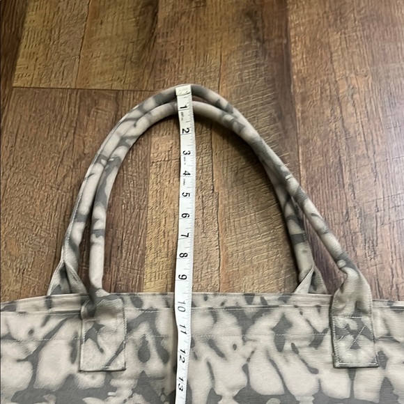 ALO Yoga Patterned Tote Bag in Gray and Cream - Picture 5 of 9